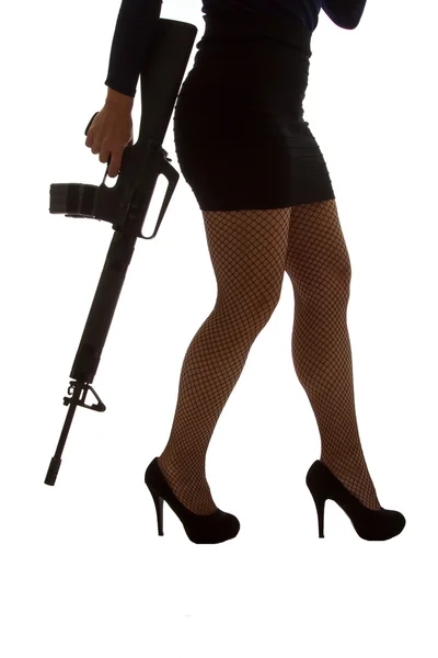 Gevaarlijke vrouw in het zwart met assault rifle — Stockfoto