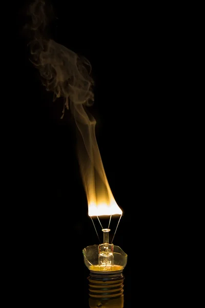 Ampoule cassée brûlée avec flamme — Photo