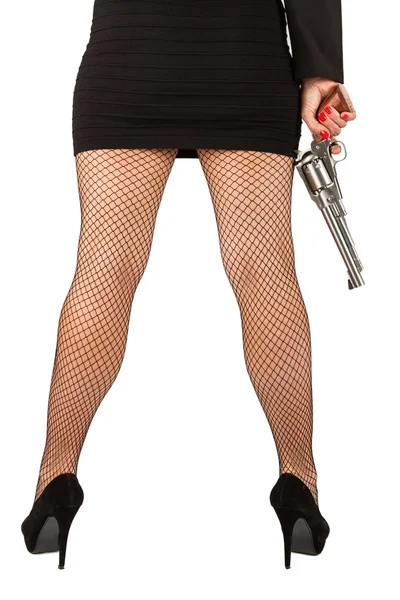 Beine einer gefährlichen Frau mit Handfeuerwaffe und schwarzen Schuhen — Stockfoto
