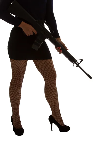 Mujer peligrosa de negro con rifle de asalto —  Fotos de Stock