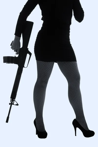 Gefährliche Frau in Schwarz mit Sturmgewehr — Stockfoto