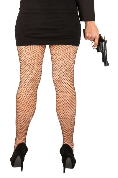 Benen van gevaarlijke vrouw met handgun en zwarte schoenen — Stockfoto