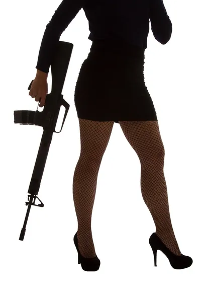 危险的女人，在黑与突击步枪 — 图库照片