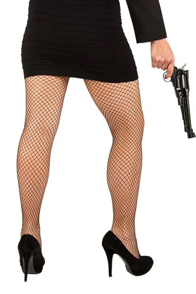 Beine einer gefährlichen Frau mit Handfeuerwaffe und schwarzen Schuhen — Stockfoto