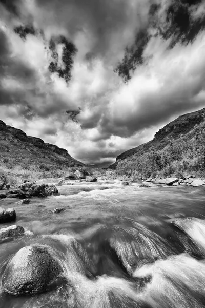 德拉肯斯用戏剧性的云朵和山河道景观 — 图库照片