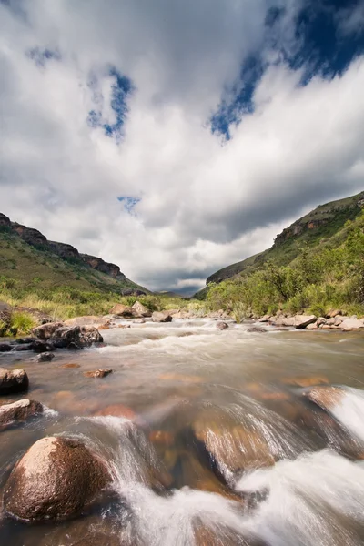 River landscape in drakensberg with dramatic clouds — Stock Photo, Image