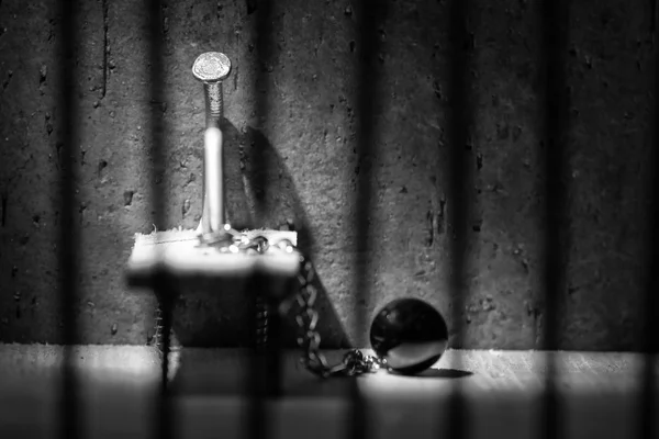 鉄の爪の球と鎖芸術 con に概念的な刑務所写真 — ストック写真