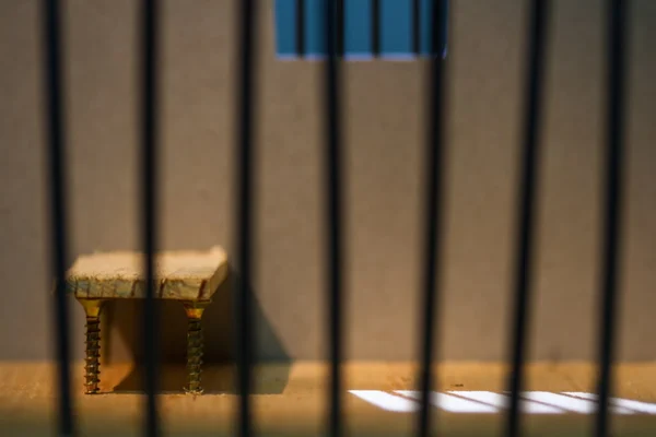 Konceptuální vězení foto s železem nehty bary — Stock fotografie