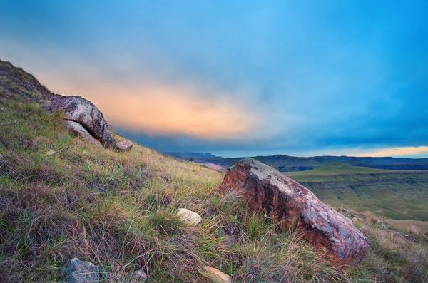 Pemandangan gunung dengan pohon dan awan dramatis — Stok Foto