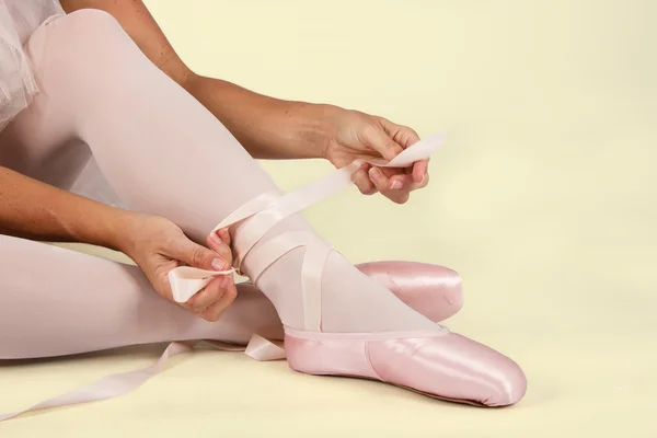 Ballerina sit down on floor to put on slippers prepare for perf — Stock Photo, Image