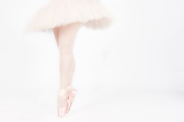 sanatsal conversi dans ederken ayaklarının üzerinde duran bir balerin