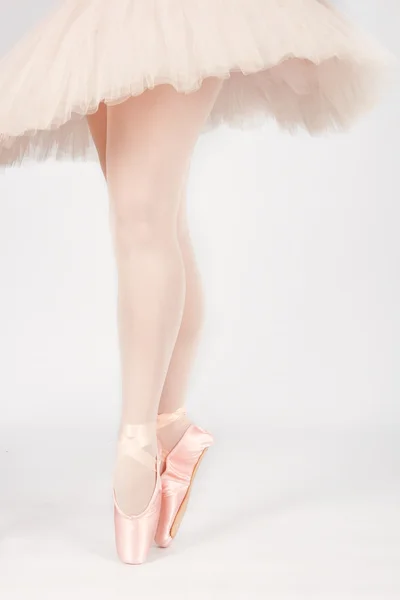 Eine Balletttänzerin, die auf Zehenspitzen steht, während sie artistische Gespräche tanzt — Stockfoto