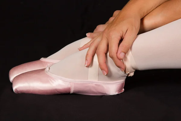 女性ダンサーはピンクのチュチュの悲しい探して床に座る ストック写真