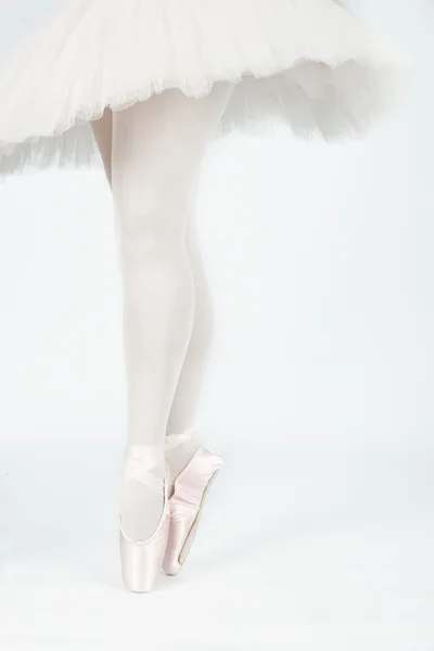 Un danseur de ballet debout sur les orteils tout en dansant conversi artistique — Photo