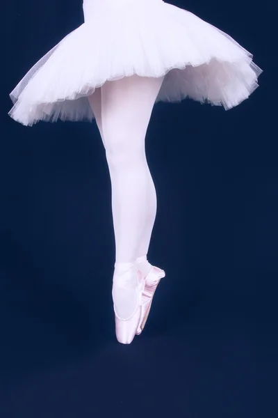 En balettdansös som står på tårna medan dans konstnärliga conversi — Stockfoto