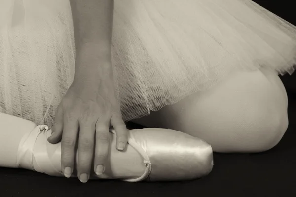 Ballerina sit down on floor to put on slippers prepare  for perf — Stock Photo, Image