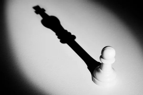 Chess pawn standing in a spotlight that make a shadow  actistic — Stock Photo, Image