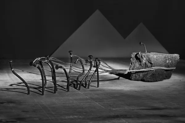 Железные ногти рабов тянуть кирпич на веревке концепции абстрактного художественного сотрудничества — стоковое фото