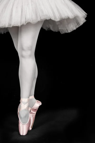 Un ballerino in piedi sulle dita dei piedi mentre balla conversazioni artistiche Immagine Stock