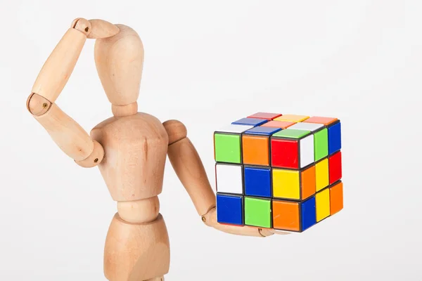 Mannequin en bois confus tenir cube puzzle confus avant de résoudre — Photo