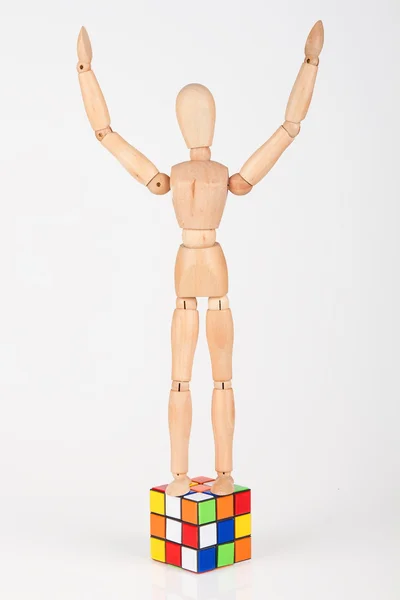 Mannequin en bois confus debout sur le dessus du puzzle avant de tenter de — Photo