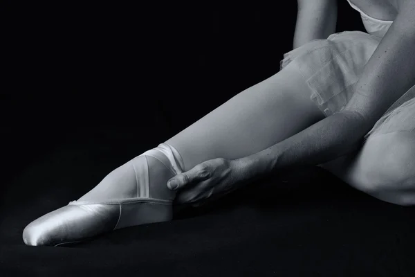 Ballerina sitta ner på golvet för att sätta på tofflor förbereda perf — Stockfoto