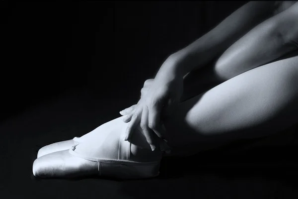 Ballerina sitta ner på golvet för att sätta på tofflor förbereda perf — Stockfoto