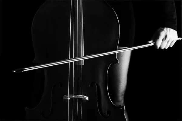 美丽的黑发控股大提琴与选择性光在红色的衣服 — 图库照片