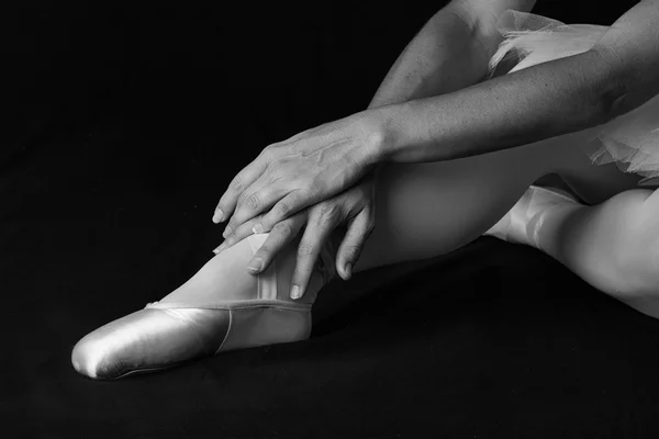 Bailarina sentarse en el suelo para ponerse zapatillas prepararse para perf —  Fotos de Stock