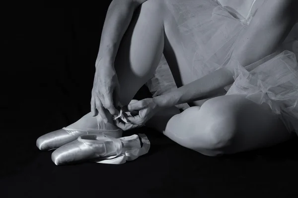 Ballerina sit down on floor to put on slippers prepare  for perf — Stock Photo, Image