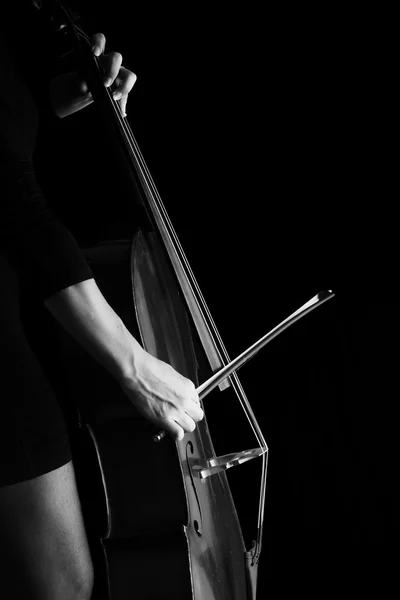 Linda morena tocando violoncelo com luz seletiva em preto d — Fotografia de Stock