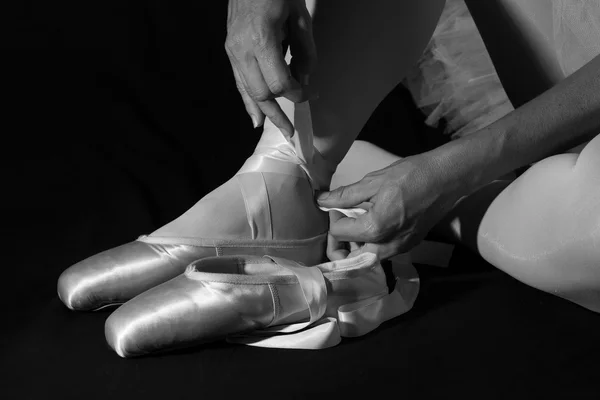 Ballerina sit down on floor to put on slippers prepare to perfor — Stock Photo, Image