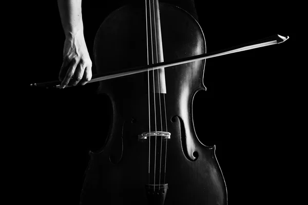 Piękna brunetka gra na wiolonczeli selektywne światło w czarnej d — Zdjęcie stockowe