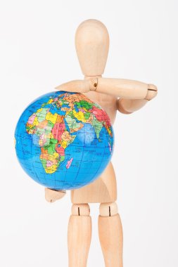 Dünya bir endişe holding kahverengi ahşap vitrin mankeni korumak