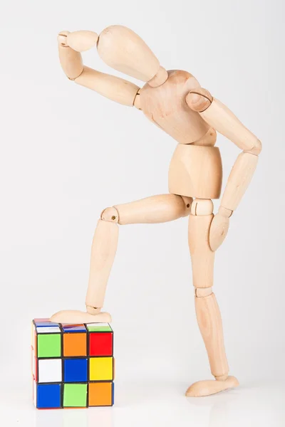 Mannequin en bois confus debout à côté du puzzle confus avant att — Photo