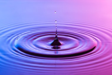 su damlası yakın up konsantrik ile renkli mavi ve p ripples