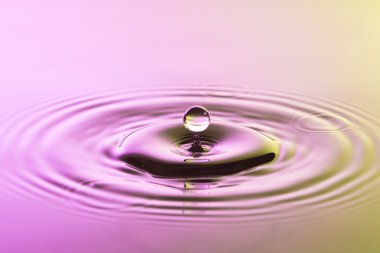 su damlası yakın up konsantrik ile renkli pembe ve y ripples