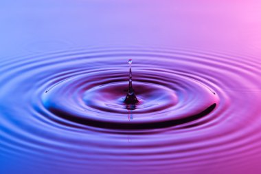 su damlası yakın up konsantrik ile renkli mavi ve p ripples