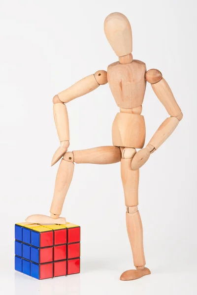 Mannequin en bois heureux debout à côté de puzzle cube confus après si — Photo