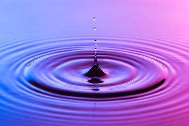 su damlası yakın up konsantrik ile renkli mavi ve p ripples