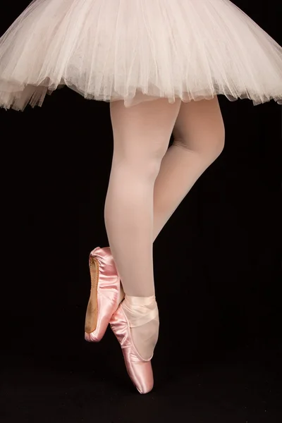 En balettdansös som står på tårna medan dans konstnärliga conversi — Stockfoto
