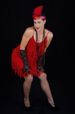 genç güzel esmer 1920 tarzı kıyafetleri kırmızı elbise ve bir fe