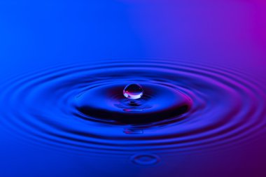 su damlası yakın up konsantrik ile renkli mavi ve p ripples