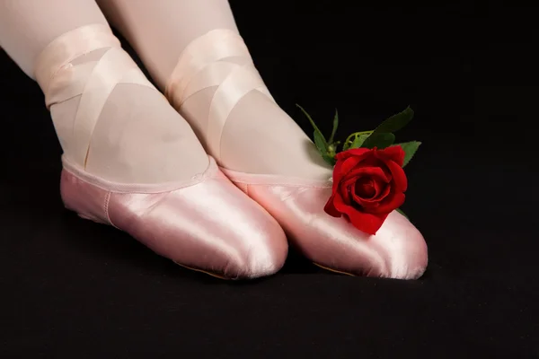 Ballerina sit down on floor put on slippers prepare for perform — Stock Photo, Image