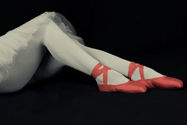 Bailarina sentarse en el suelo para ponerse zapatillas prepararse para perfor — Foto de Stock