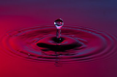 su damlası yakın up konsantrik ile renkli mavi ve r ripples
