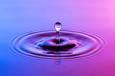 su damlası yakın up konsantrik ile renkli mavi ve p ripples
