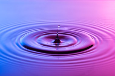 su damlası yakın up konsantrik ile renkli mavi ve p ripples