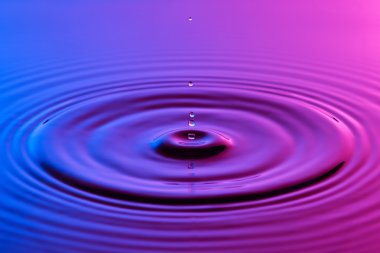 su damlası yakın up konsantrik ile renkli mavi ve p ripples