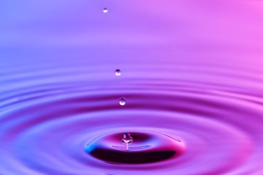 su damlası yakın up konsantrik ile renkli mavi ve p ripples